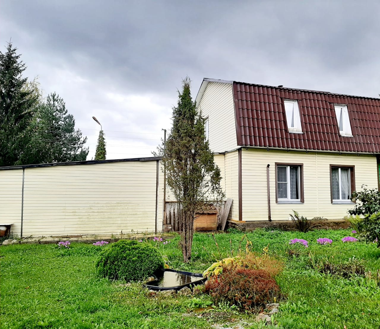 
Предлагаем вашему вниманию уникальный дом в живописном месте, в уютной жилой деревне всего в 40 минутах от города расстояние по дороге 22км! 
Здесь вас ждёт идеальное сочетание природы и комфорта.

Дом оснащён всеми удобствами: газ, отопление, печка, холодное и горячее водоснабжение, водоотведение 