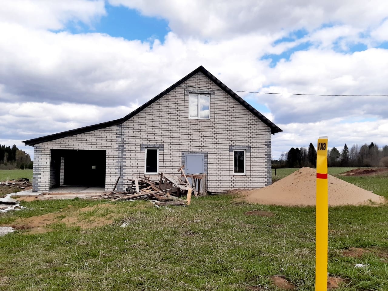 Ваш идеальный дом мечты: крепкий, комфортный и есть уникальная возможность организовать пространство по своим предпочтениям и вкусу!
Представьте: надежный дом из полноценного кирпича, где каждая стена — символ долговечности и уюта! Перегородочные стены тоже кирпичные, что обеспечивает отличную звук