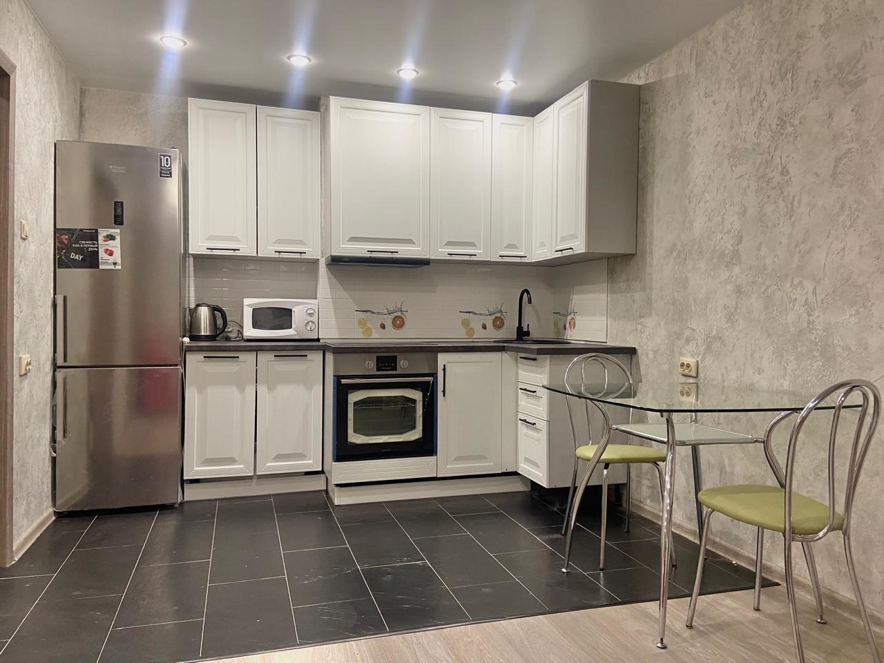 Компания METROOM предлагает купить квартиру в формате Евро - 3, в молодом районе города Киров на берегу реки Вятка. Возможны ипотечные программы со сниженными процентными ставками.
Описание квартиры:
- Площадь квартиры 52,2м2 + лоджия 4.6м2 и  балкон 4.1м, две комнаты 11,2 и 11,3 кв.м. и кухня-гост