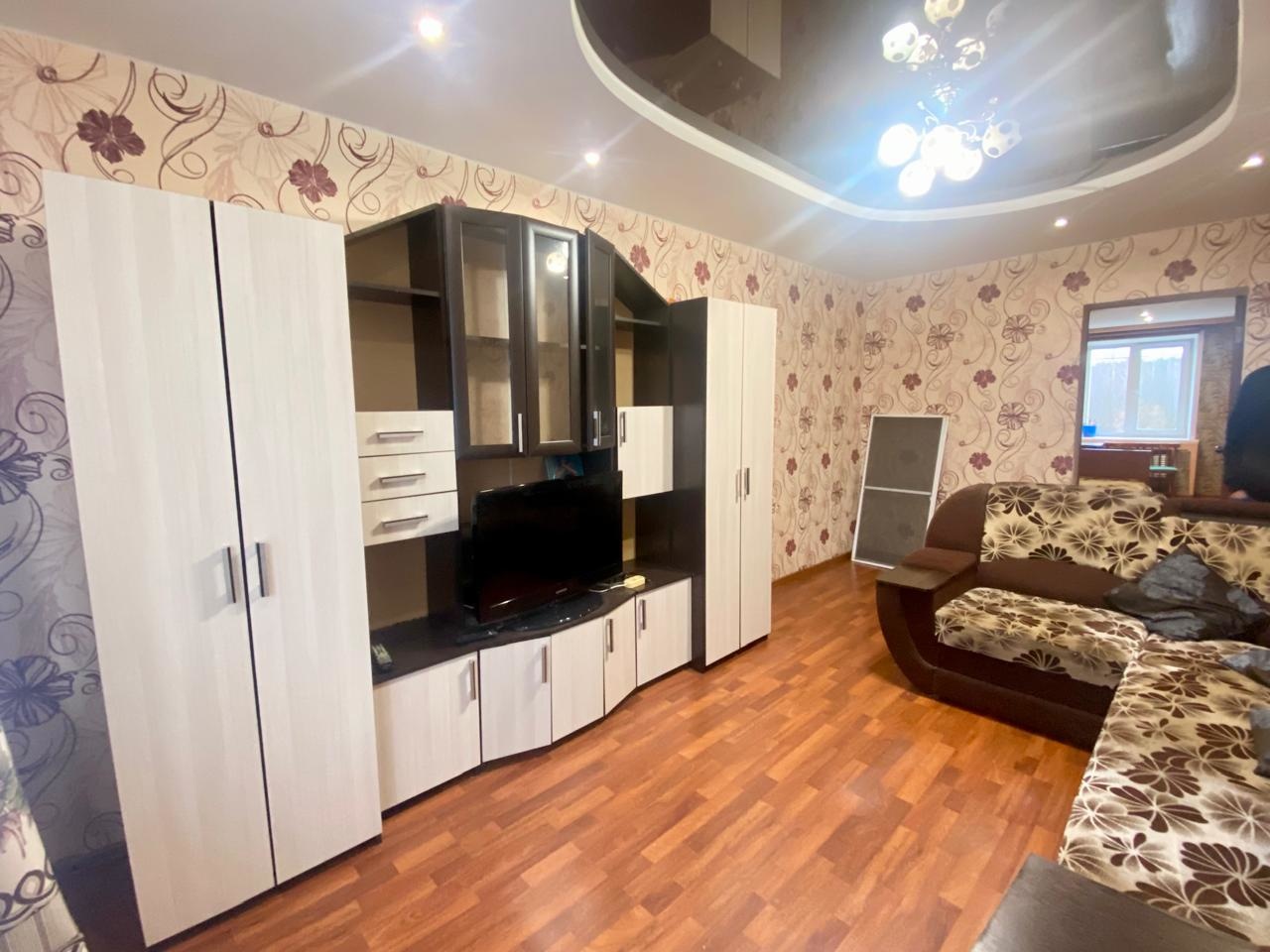 Компания METROOM предлагает купить 3-х комнатную квартиру в кирпичном доме на 2-м этаже. Возможны ипотечные программы со сниженными процентными ставками.
Описание квартиры:
- Площадь квартиры 60м2, две спальни, просторная гостиная и уютная кухня
- Квартира в жилом состоянии, дорогостоящие работы по