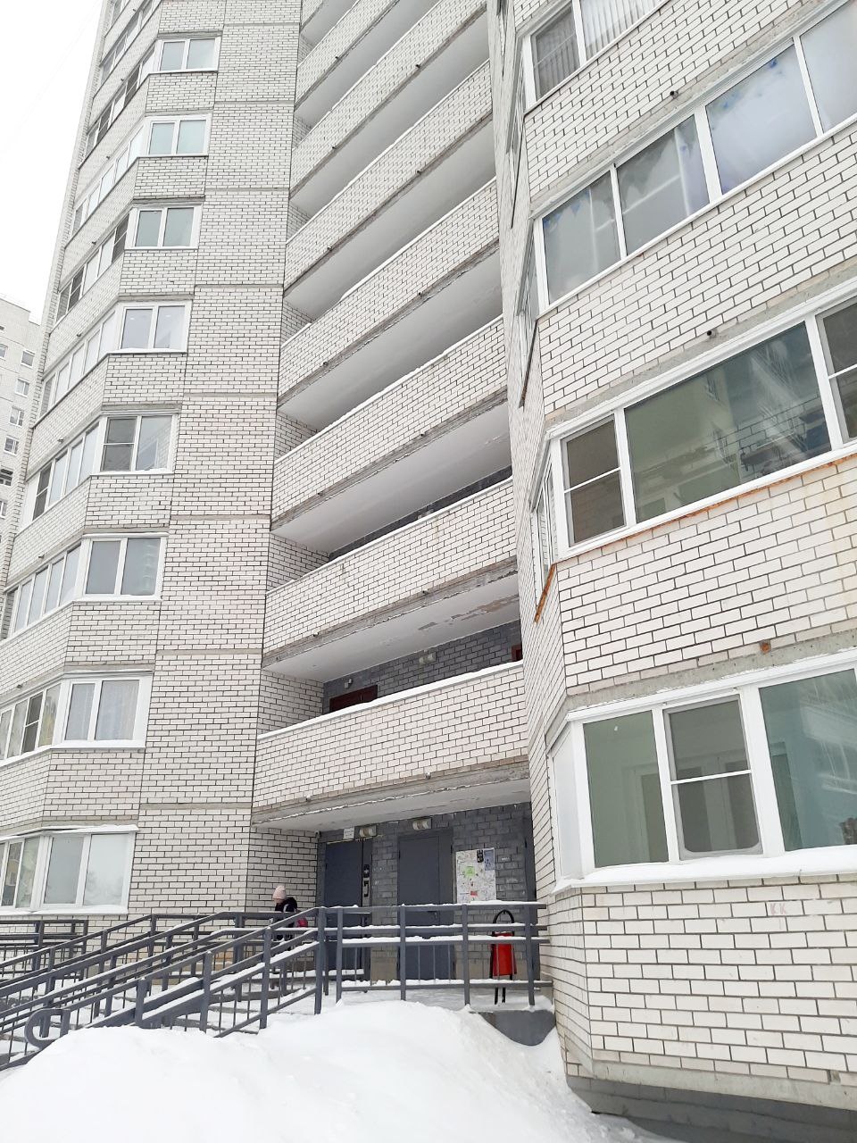 Продается уютная однокомнатная квартира в кирпичном доме.

Идеальное место для комфортной жизни! Квартира расположена в тихом районе рядом со всей необходимой инфраструктурой: школа, детский сад, магазины и остановки общественного транспорта — всё в шаговой доступности.  

Преимущества квартиры:  
—