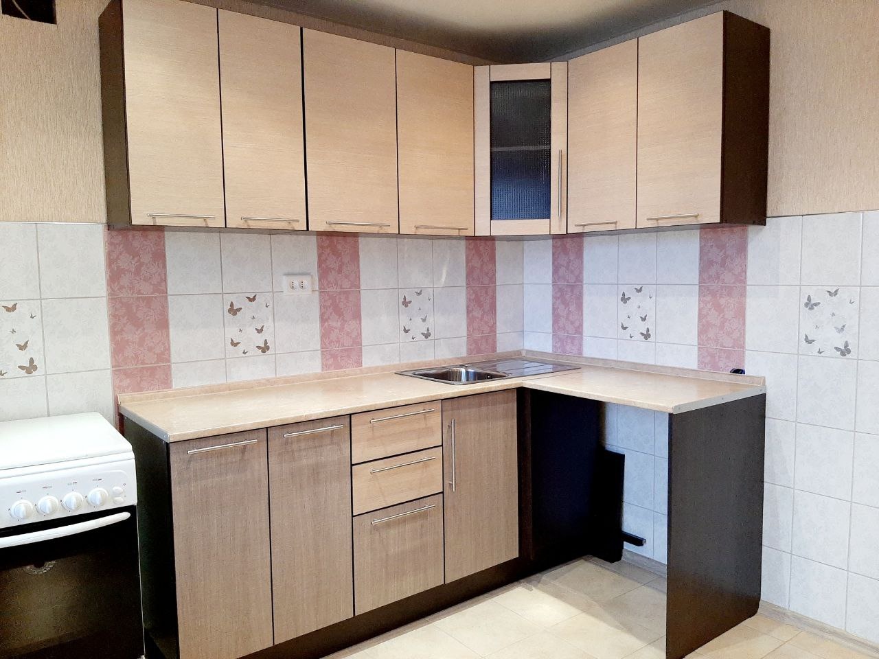 Уютная однокомнатная квартира в кирпичном доме — ваш комфортный старт или отличное вложение!

Расположение:
тихий, благоустроенный район с развитой инфраструктурой — школы, детские сады, поликлиники, магазины и парки всего в нескольких минутах ходьбы.

Этаж: 6 этаж в 9 этажном доме, дом кирпичный с 