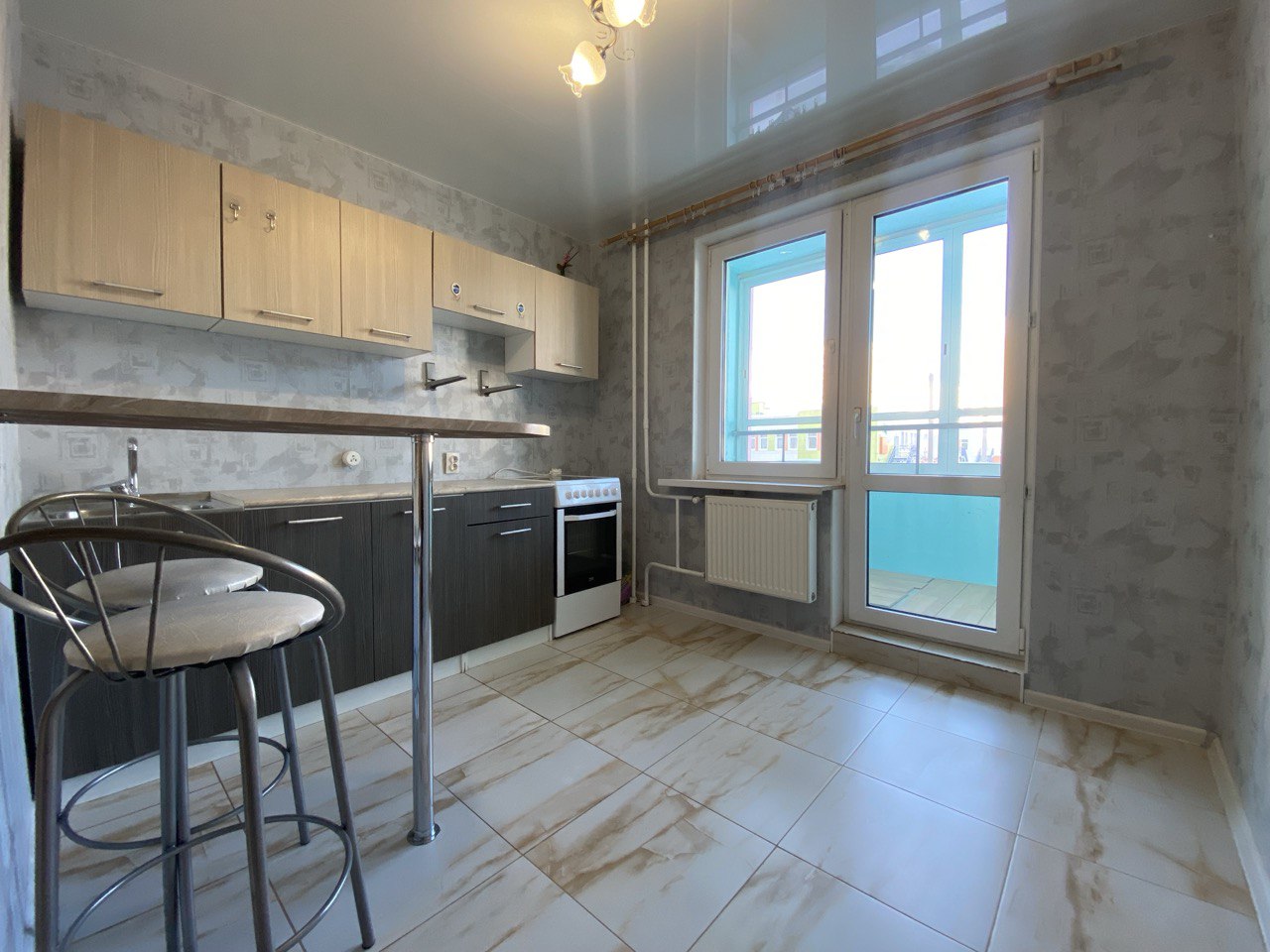 Компания Metroom предлагает купить однокомнатную квартиру в доме 2017 г.п. в современном микрорайоне Чистые пруды! Квартира расположена на комфортном 2-м этаже

Преимущества квартиры:

-хорошая планировка: общая площадь 32,7 кв.м., без учета лоджии, лоджия 4,5м, с выходом из кухни, кухня 9 кв.м., ко