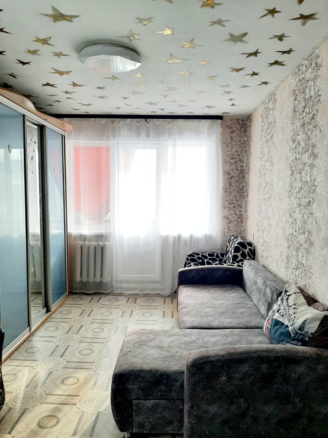 В продаже полноценная 2-комнатная квартира – изолированные комнаты, идеально для семьи или сдачи в аренду!
4 этаж – не высоко, не низко, комфорт без лифта, с видом на город!
Пустая, без обременений – быстрая передача ключей сразу после сделки!
Отличная инвестиция – спрос на аренду в этом районе всег