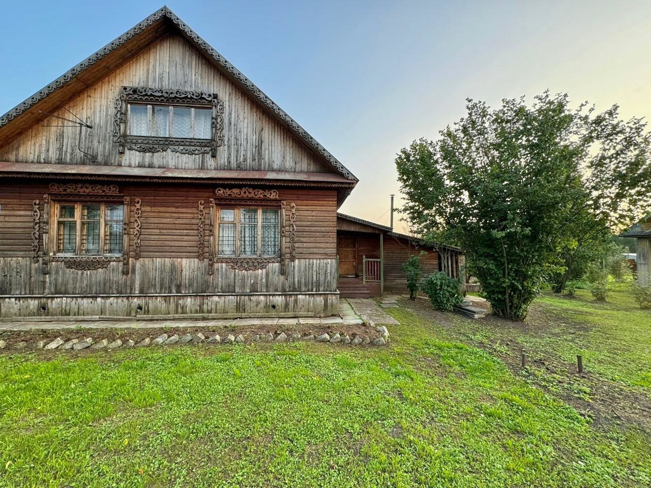 Компания METROOM предлагает купить добротный кирпичный дом на участке 15.5 сот. в д. Большие Кушовы. Идеальное место для жизни за городом в окружении тишины, лесов и полей

О ДОМЕ:
- дом состоит из первого и мансардного этажей: на первом этаже, площадью 55 кв.м., расположены гостиная, кухня, комната