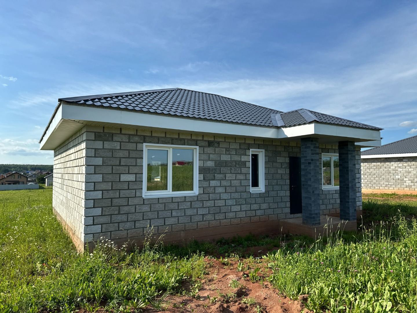 Можно приобрести в сельскую ипотеку 3%! СЕМЕЙНАЯ ИПОТЕКА не подходит. Продажа от физлица. Можно дозаказать предчистовую отделку
Идеальное место для жизни семьи за городом! Не упустите возможность стать обладателем этого дома в престижном районе!

Компания METROOM предлагает купить уютный и комфортаб