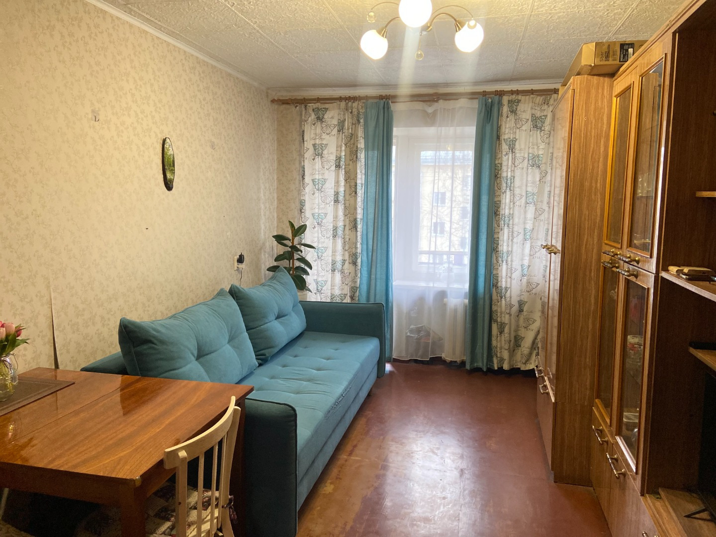 ? Продается трехкомнатная квартира у парка Победы! ? Рассмотрим обмен на 1 ком. кв.  (центр)

Компания Метрум предлагаем вам возможность стать владельцем уютной квартиры в кирпичном доме.

О квартире:
- комнаты 17,4; 13,5 и 10м
- санузел раздельный
- имеется ниша под холодильник или шкаф для хранени